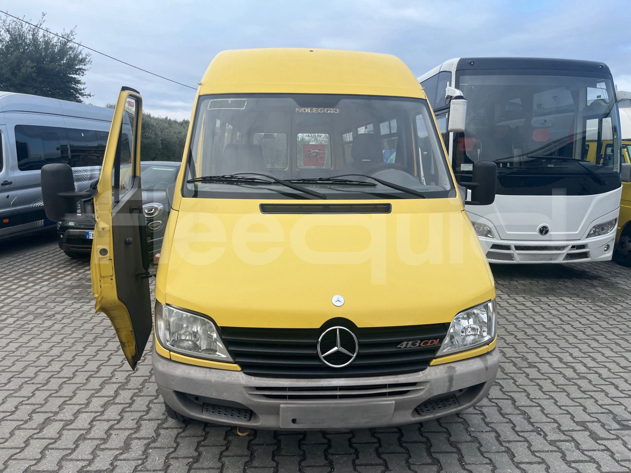 Mercedes-Benz Sprinter - Iskolabusz: 2 kép. Mercedes-Benz Sprinter - Iskolabusz: 2 kép.