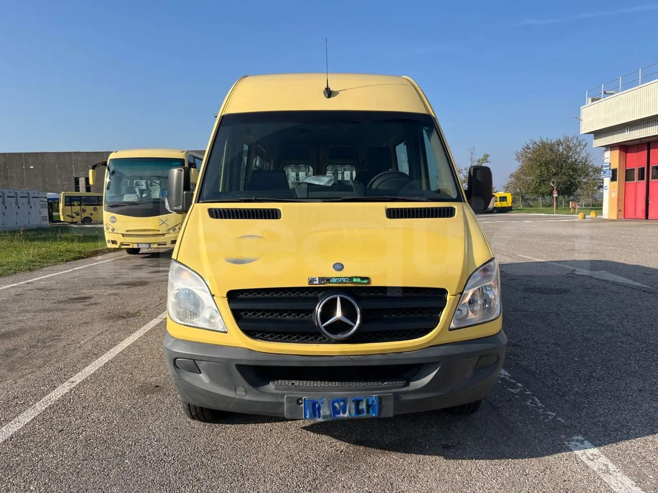 Mercedes-Benz Sprinter - Iskolabusz, Minibusz: 2 kép. Mercedes-Benz Sprinter - Iskolabusz, Minibusz: 2 kép.