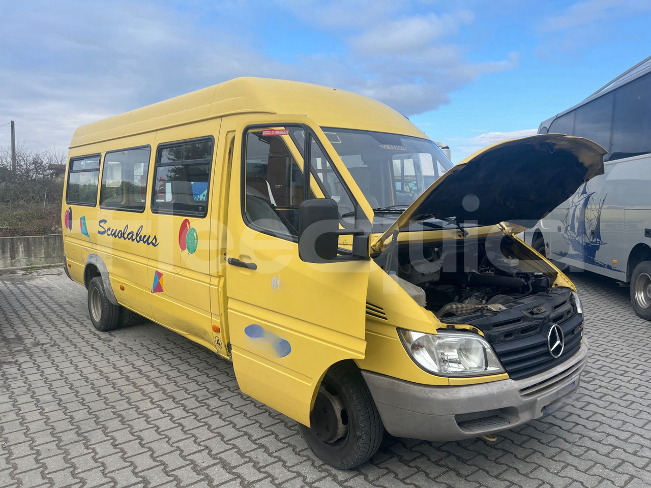 Mercedes-Benz Sprinter - Iskolabusz: 1 kép. Mercedes-Benz Sprinter - Iskolabusz: 1 kép.
