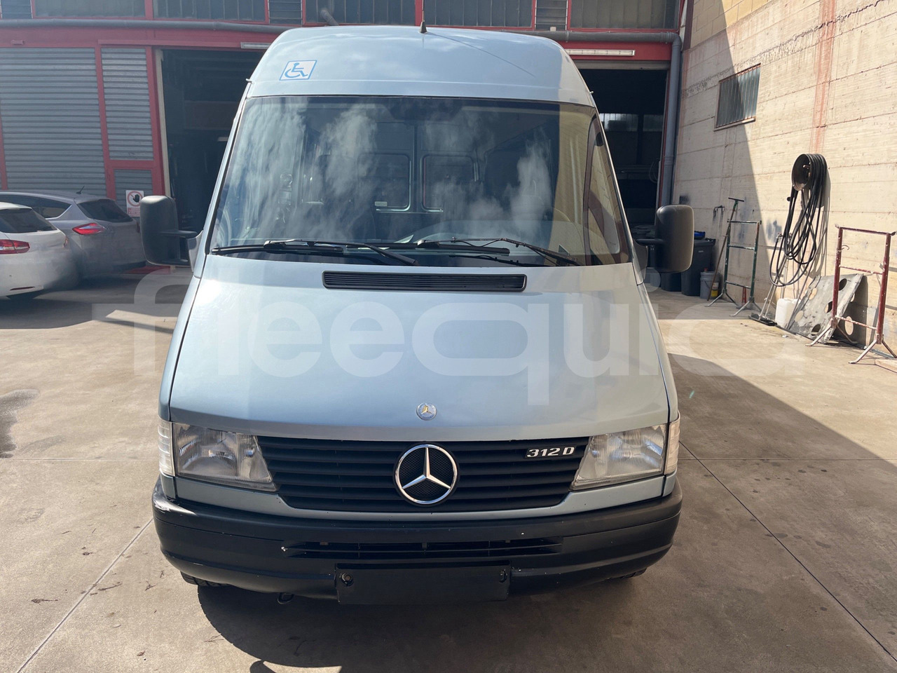 Mercedes-Benz Sprinter - Minibusz, Kisbusz: 2 kép. Mercedes-Benz Sprinter - Minibusz, Kisbusz: 2 kép.