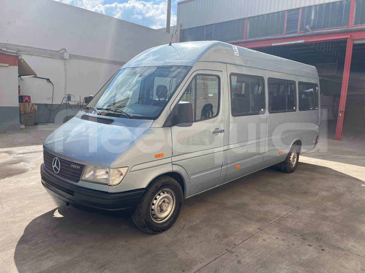 Mercedes-Benz Sprinter - Minibusz, Kisbusz: 4 kép. Mercedes-Benz Sprinter - Minibusz, Kisbusz: 4 kép.