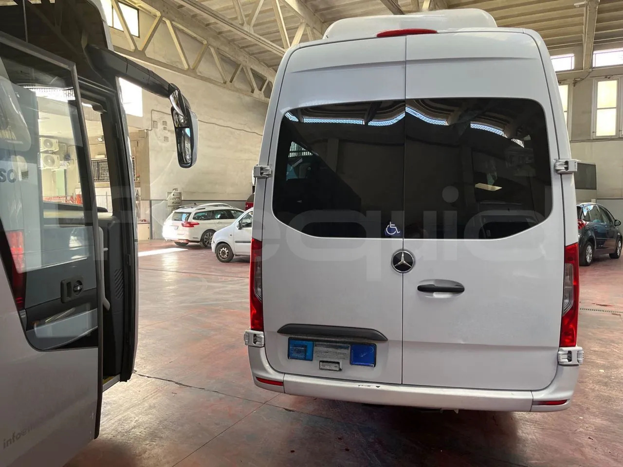 Mercedes-Benz Sprinter - Minibusz, Kisbusz: 5 kép. Mercedes-Benz Sprinter - Minibusz, Kisbusz: 5 kép.