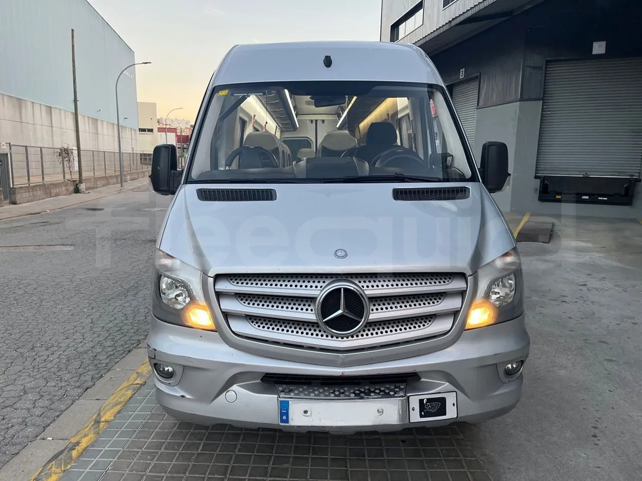 Mercedes-Benz Sprinter - Távolsági busz: 2 kép. Mercedes-Benz Sprinter - Távolsági busz: 2 kép.