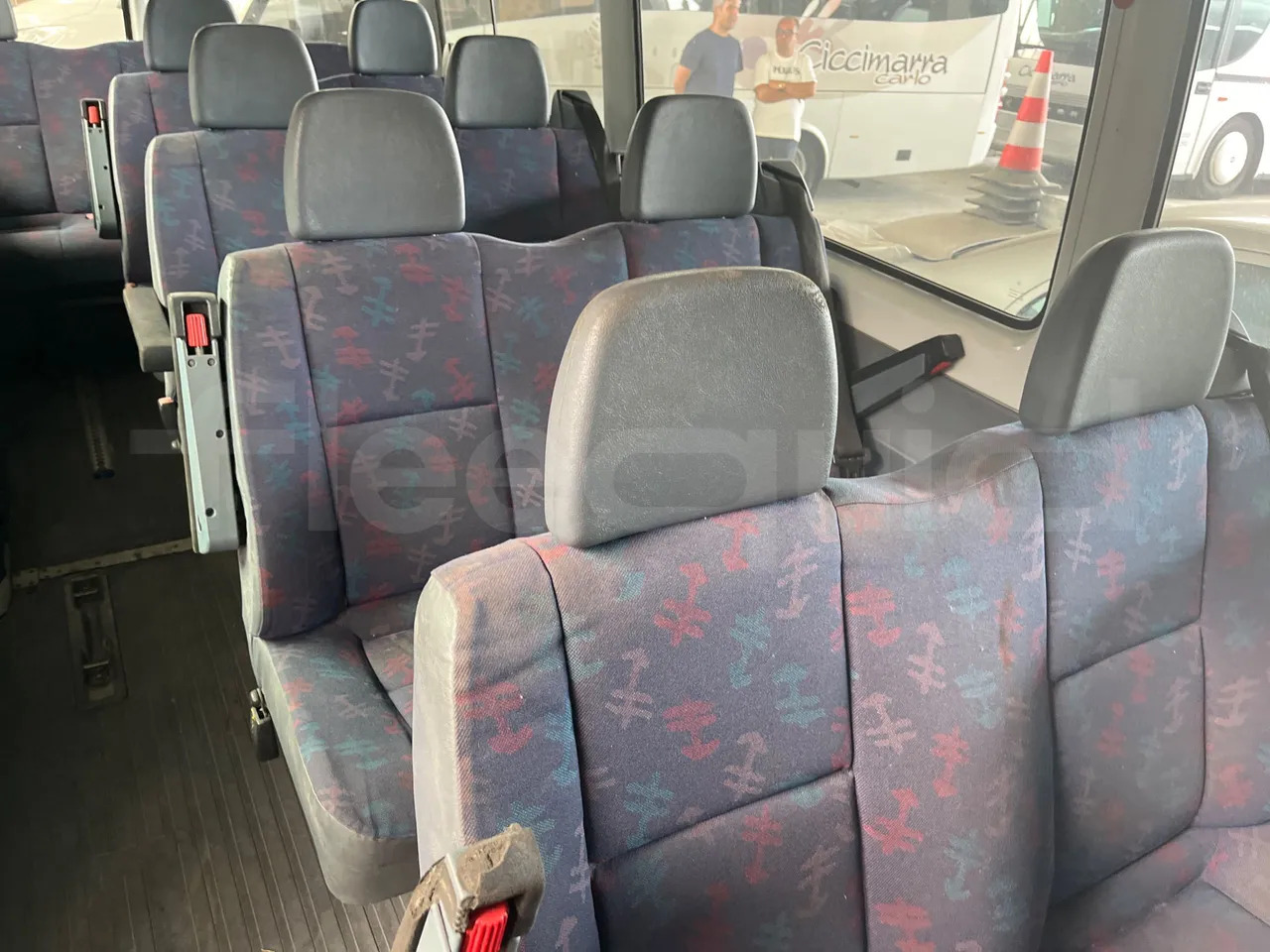 Helyközi busz Mercedes-Benz Sprinter: 13 kép. Helyközi busz Mercedes-Benz Sprinter: 13 kép.