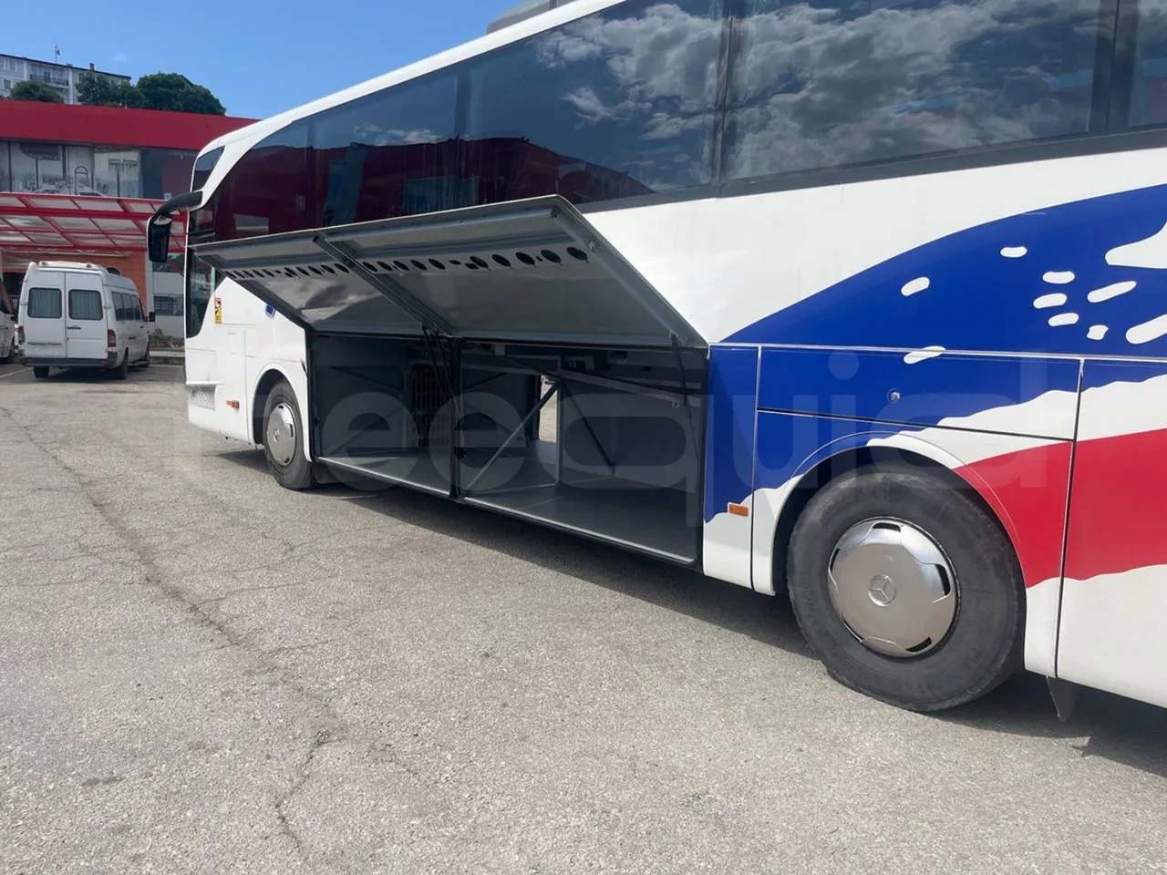 Mercedes-Benz Tourismo - Távolsági busz: 5 kép. Mercedes-Benz Tourismo - Távolsági busz: 5 kép.