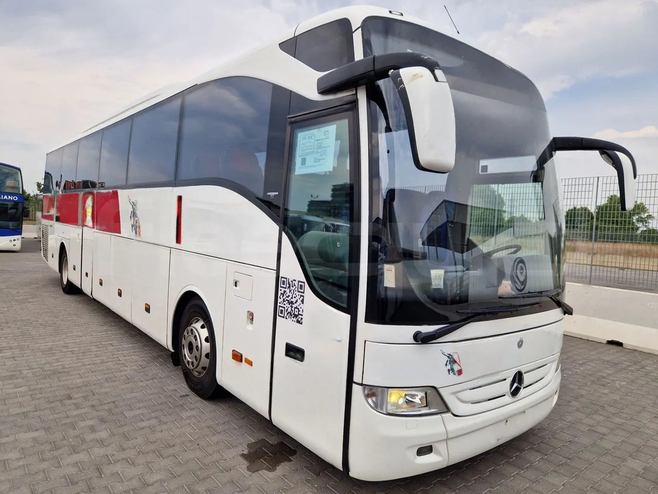 Mercedes-Benz Tourismo - Távolsági busz: 1 kép. Mercedes-Benz Tourismo - Távolsági busz: 1 kép.