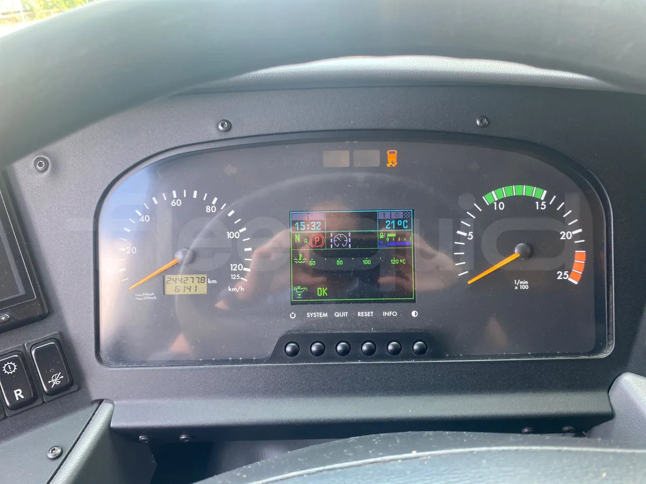 Mercedes-Benz Tourismo - Távolsági busz: 3 kép. Mercedes-Benz Tourismo - Távolsági busz: 3 kép.