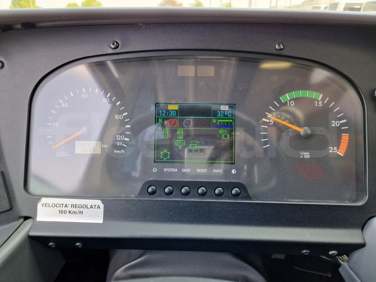 Mercedes-Benz Tourismo - Távolsági busz: 3 kép. Mercedes-Benz Tourismo - Távolsági busz: 3 kép.