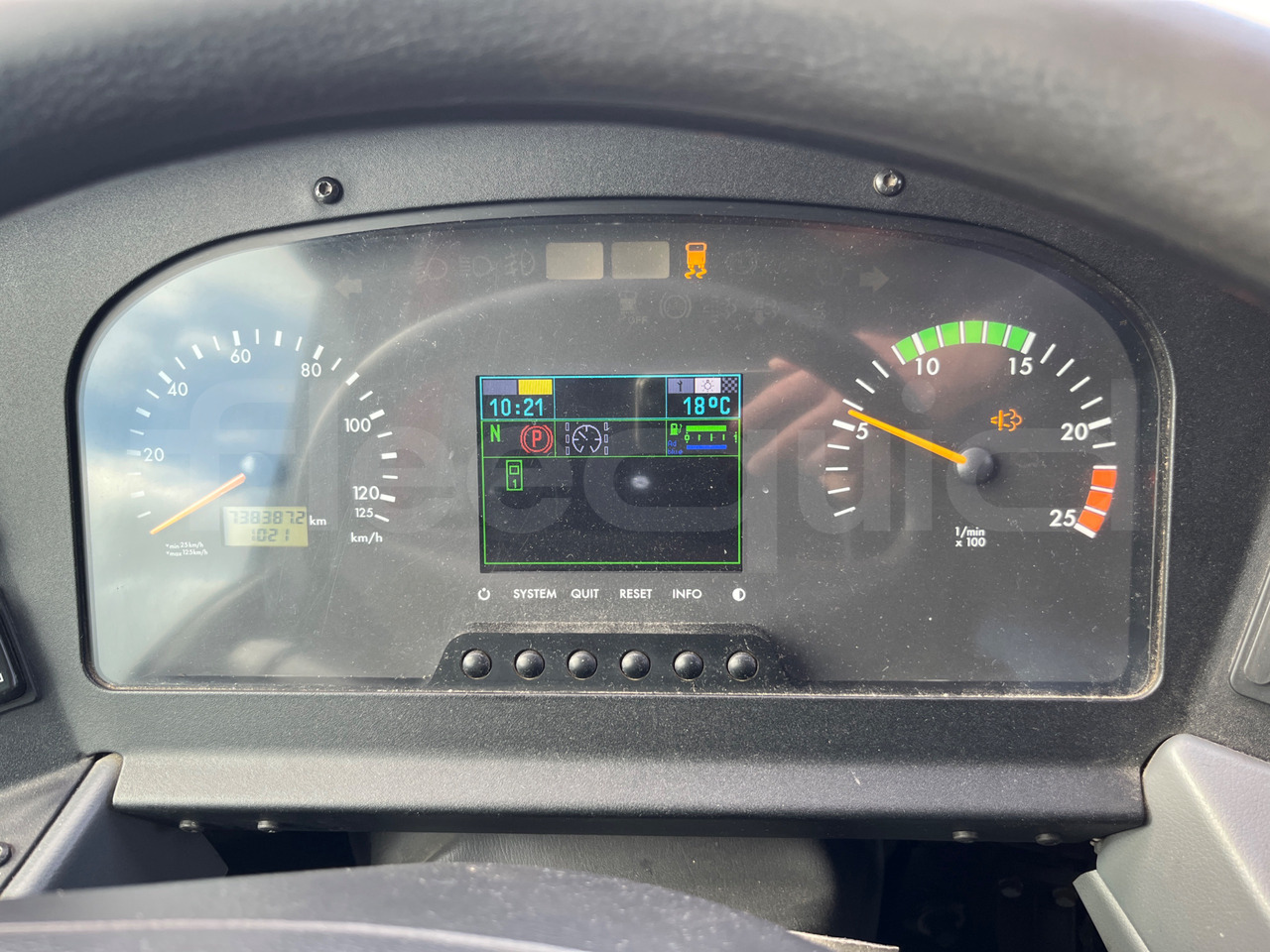 Mercedes-Benz Tourismo - Távolsági busz: 3 kép. Mercedes-Benz Tourismo - Távolsági busz: 3 kép.