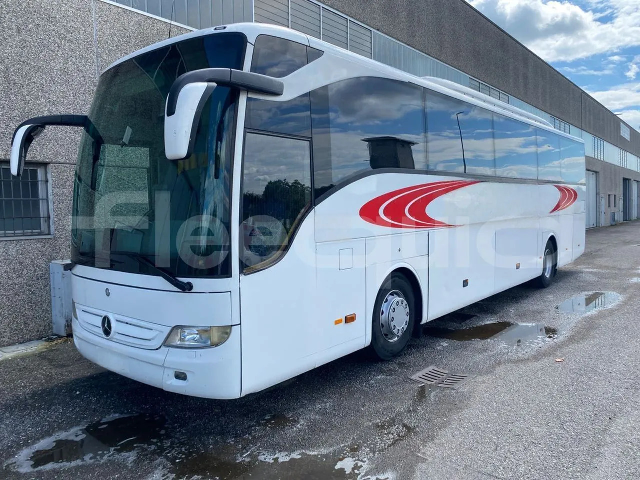 Mercedes-Benz Tourismo - Távolsági busz: 1 kép. Mercedes-Benz Tourismo - Távolsági busz: 1 kép.