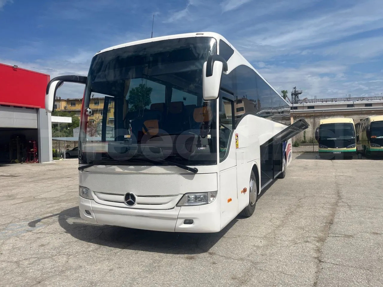 Mercedes-Benz Tourismo - Távolsági busz: 3 kép. Mercedes-Benz Tourismo - Távolsági busz: 3 kép.