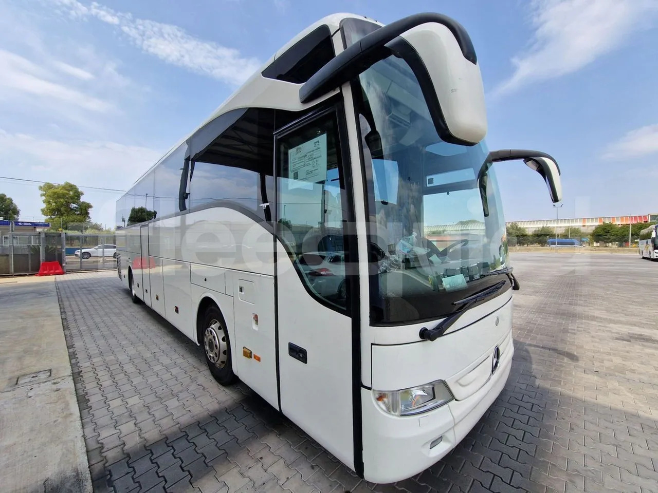 Mercedes-Benz Tourismo - Távolsági busz: 1 kép. Mercedes-Benz Tourismo - Távolsági busz: 1 kép.