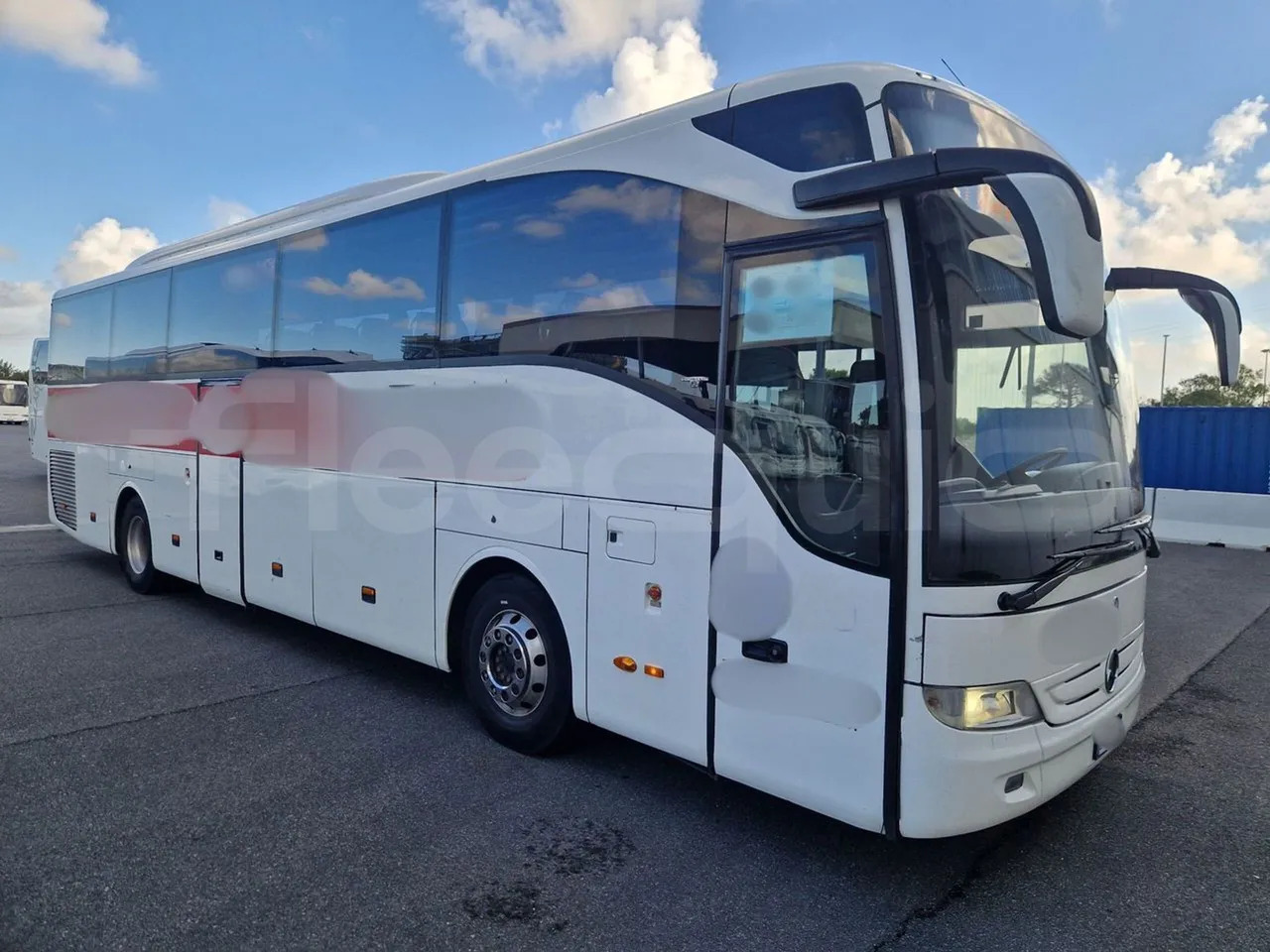 Mercedes-Benz Tourismo - Távolsági busz: 1 kép. Mercedes-Benz Tourismo - Távolsági busz: 1 kép.