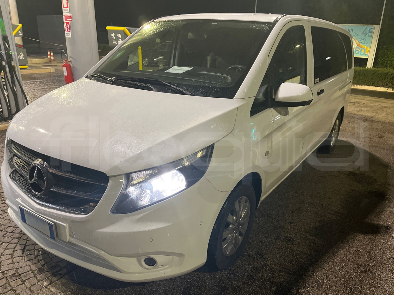Mercedes-Benz Vito Tourer - Minibusz, Kisbusz: 4 kép. Mercedes-Benz Vito Tourer - Minibusz, Kisbusz: 4 kép.