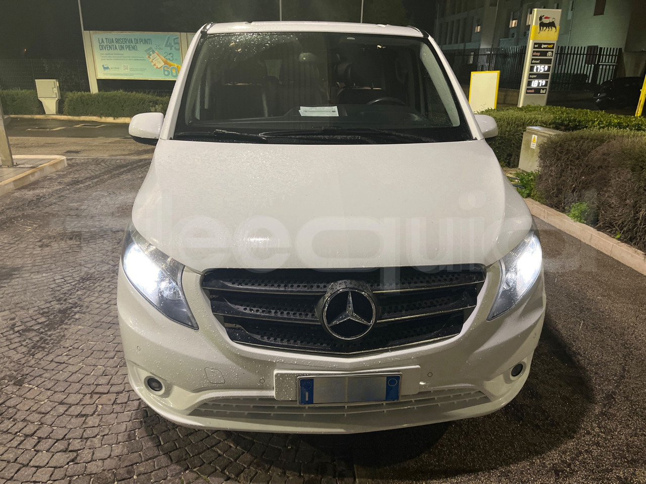 Mercedes-Benz Vito Tourer - Távolsági busz: 2 kép. Mercedes-Benz Vito Tourer - Távolsági busz: 2 kép.