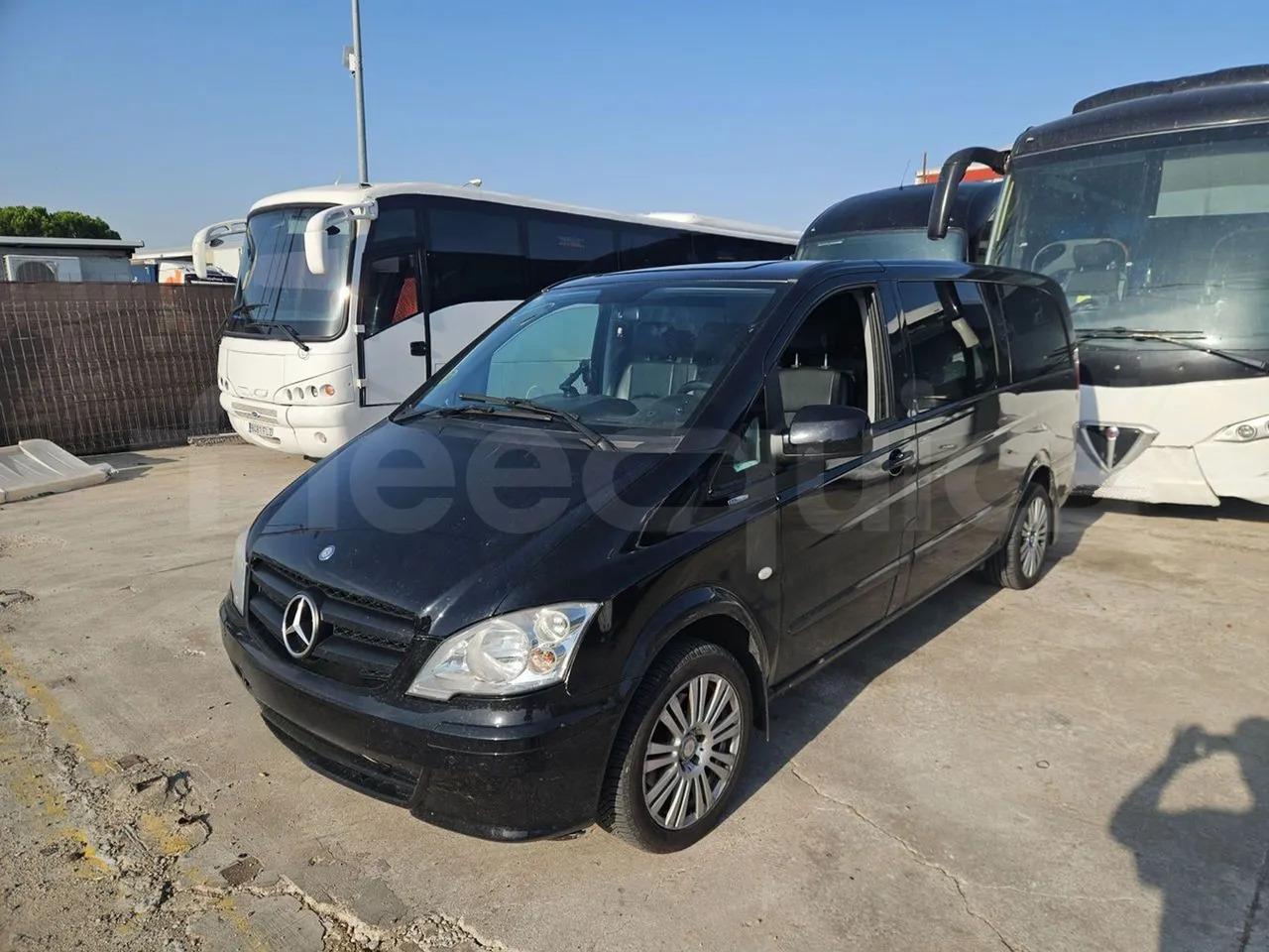 Mercedes-Benz Vito Tourer - Minibusz, Kisbusz: 4 kép. Mercedes-Benz Vito Tourer - Minibusz, Kisbusz: 4 kép.