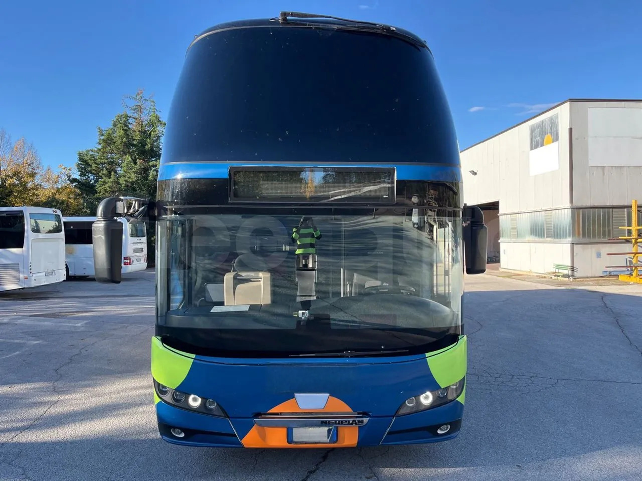 Neoplan Skyliner - Távolsági busz: 2 kép. Neoplan Skyliner - Távolsági busz: 2 kép.