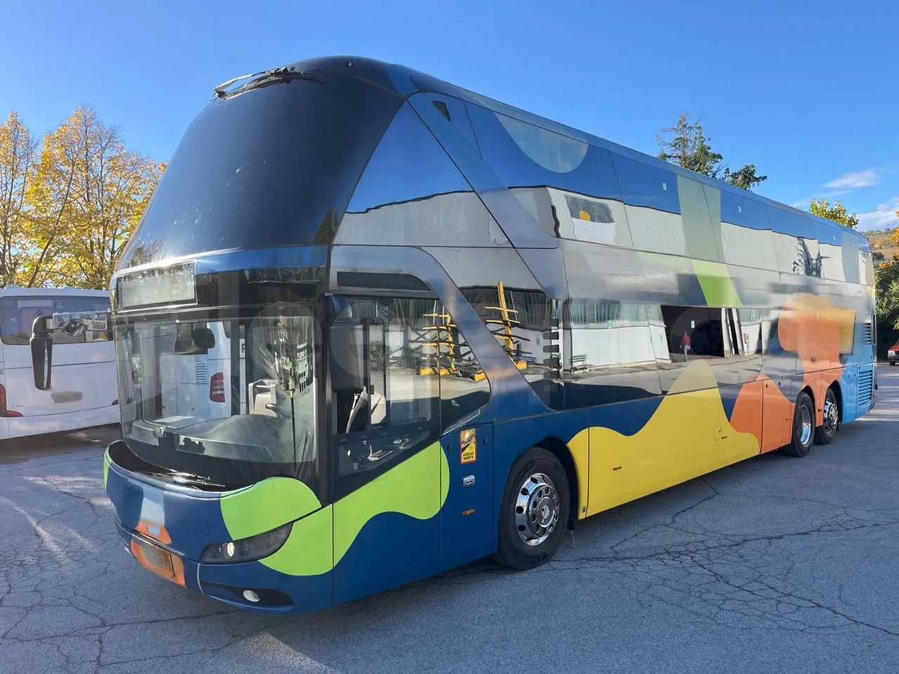 Neoplan Skyliner - Távolsági busz: 4 kép. Neoplan Skyliner - Távolsági busz: 4 kép.