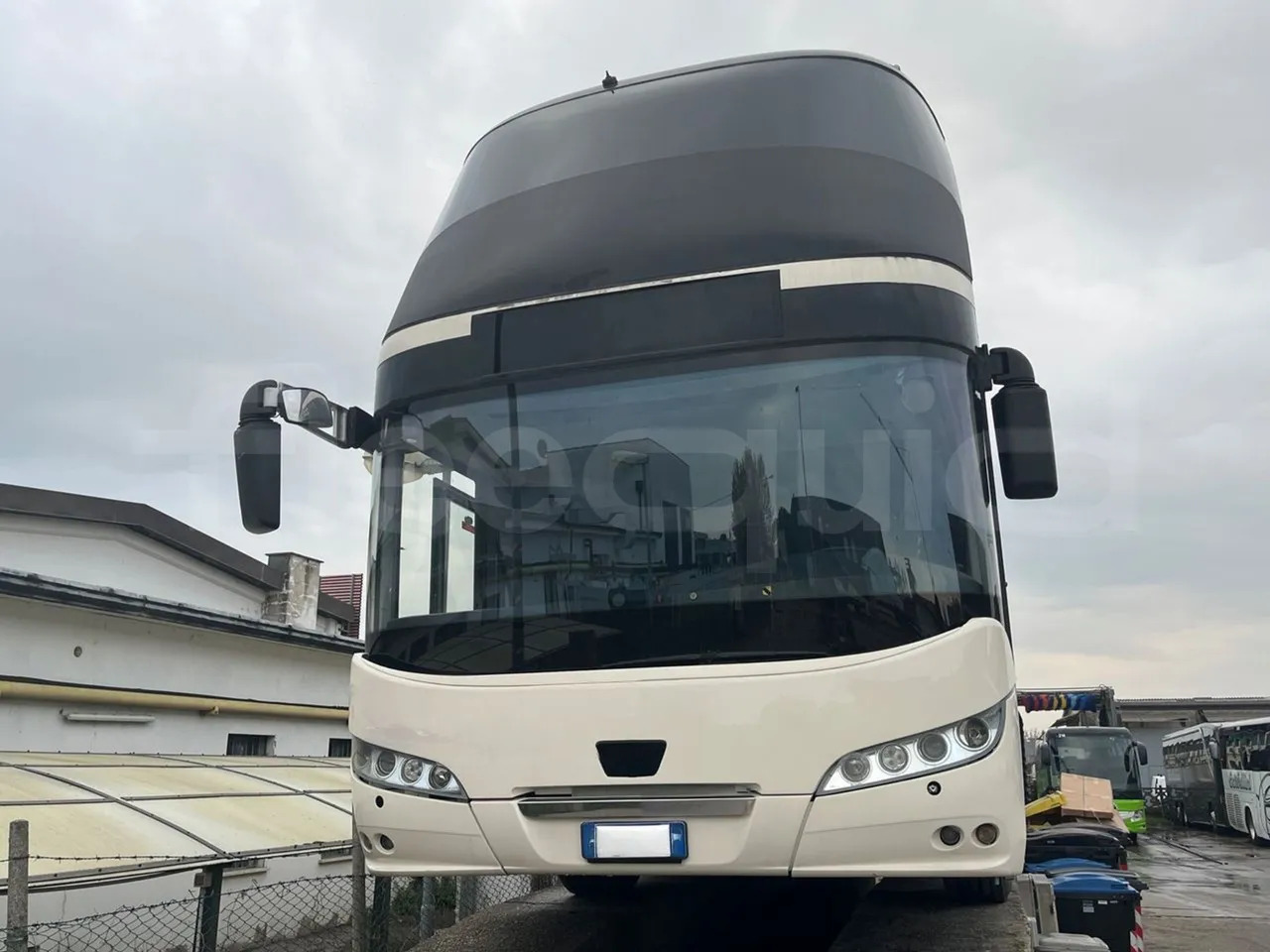 Neoplan Skyliner - Emeletes busz: 2 kép. Neoplan Skyliner - Emeletes busz: 2 kép.