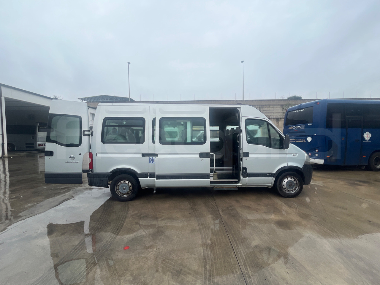 Nissan Interstar - Minibusz, Kisbusz: 4 kép. Nissan Interstar - Minibusz, Kisbusz: 4 kép.