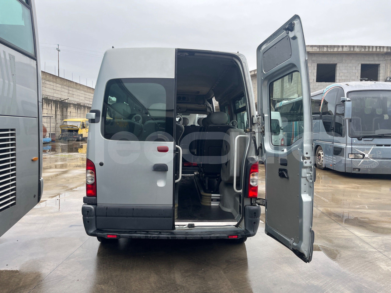 Nissan Interstar - Minibusz, Kisbusz: 5 kép. Nissan Interstar - Minibusz, Kisbusz: 5 kép.