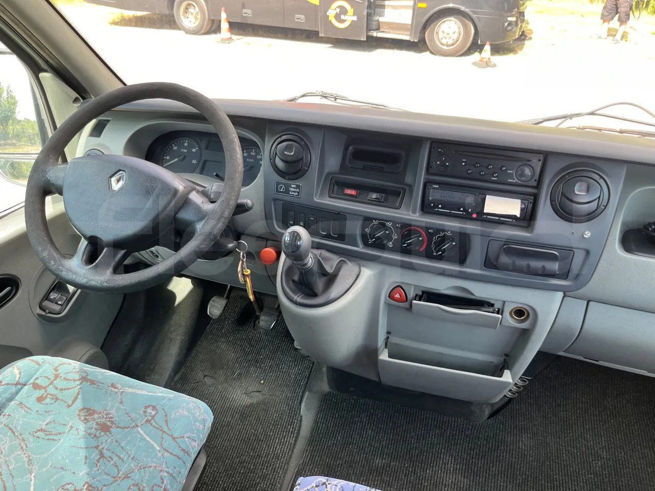 Helyközi busz Renault Master: 18 kép.
