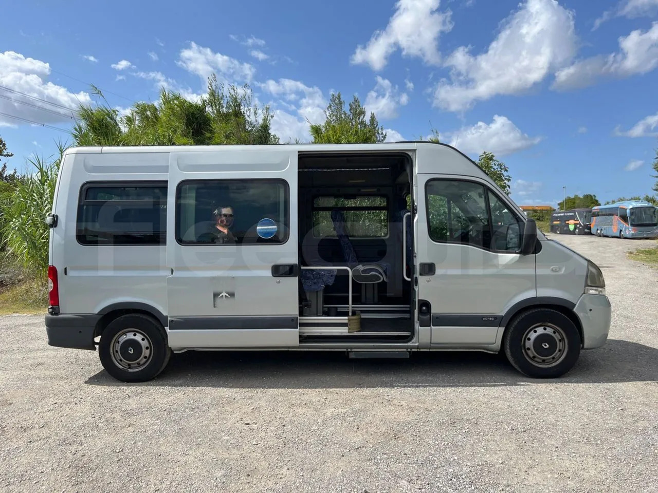 Helyközi busz Renault Master: 12 kép.