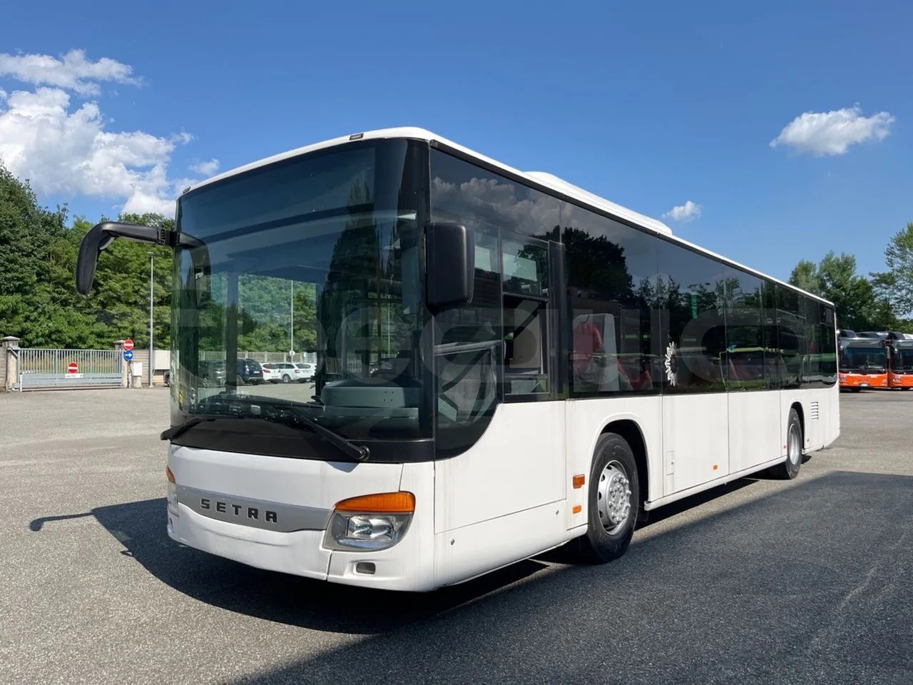 Setra S415 - Városi busz: 3 kép. Setra S415 - Városi busz: 3 kép.