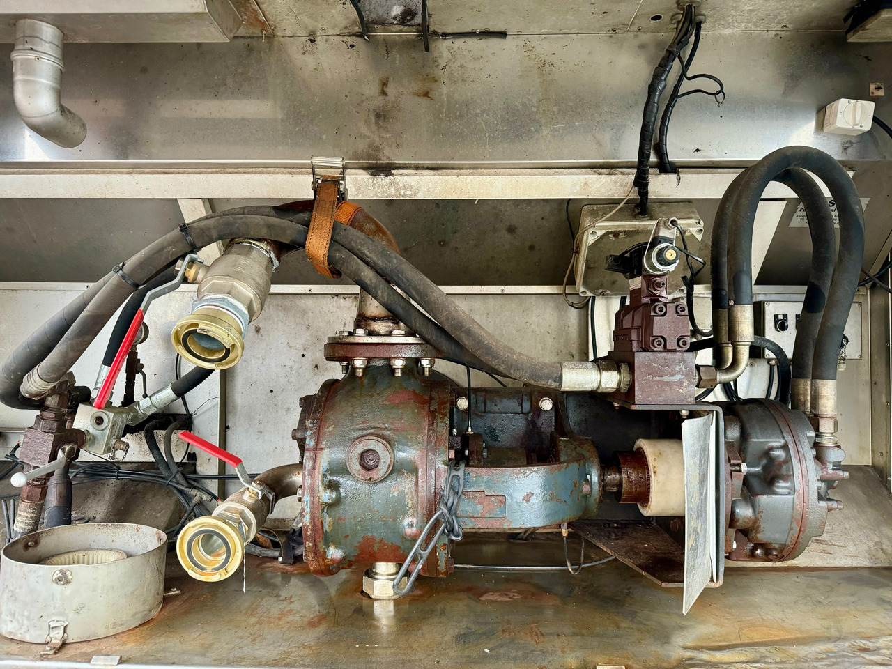 MAN TGS 35.480 8X4-2 TRIDEM Wasser-Tank - Tartályos teherautó: 4 kép. MAN TGS 35.480 8X4-2 TRIDEM Wasser-Tank - Tartályos teherautó: 4 kép.