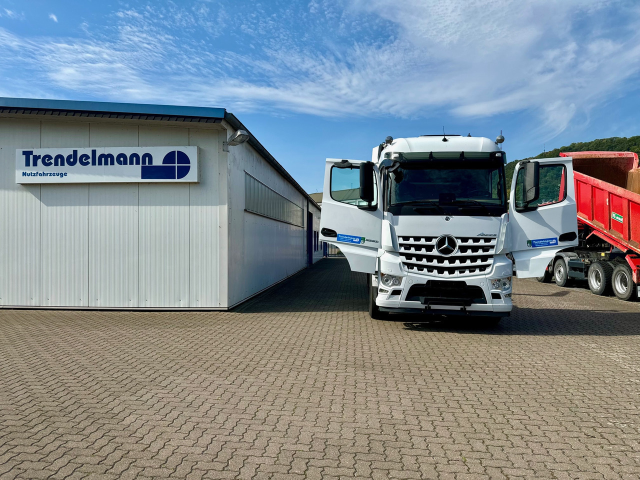 MERCEDES-BENZ Arocs 3553 4 Achsen Tridem - Horgos rakodó teherautó: 3 kép. MERCEDES-BENZ Arocs 3553 4 Achsen Tridem - Horgos rakodó teherautó: 3 kép.