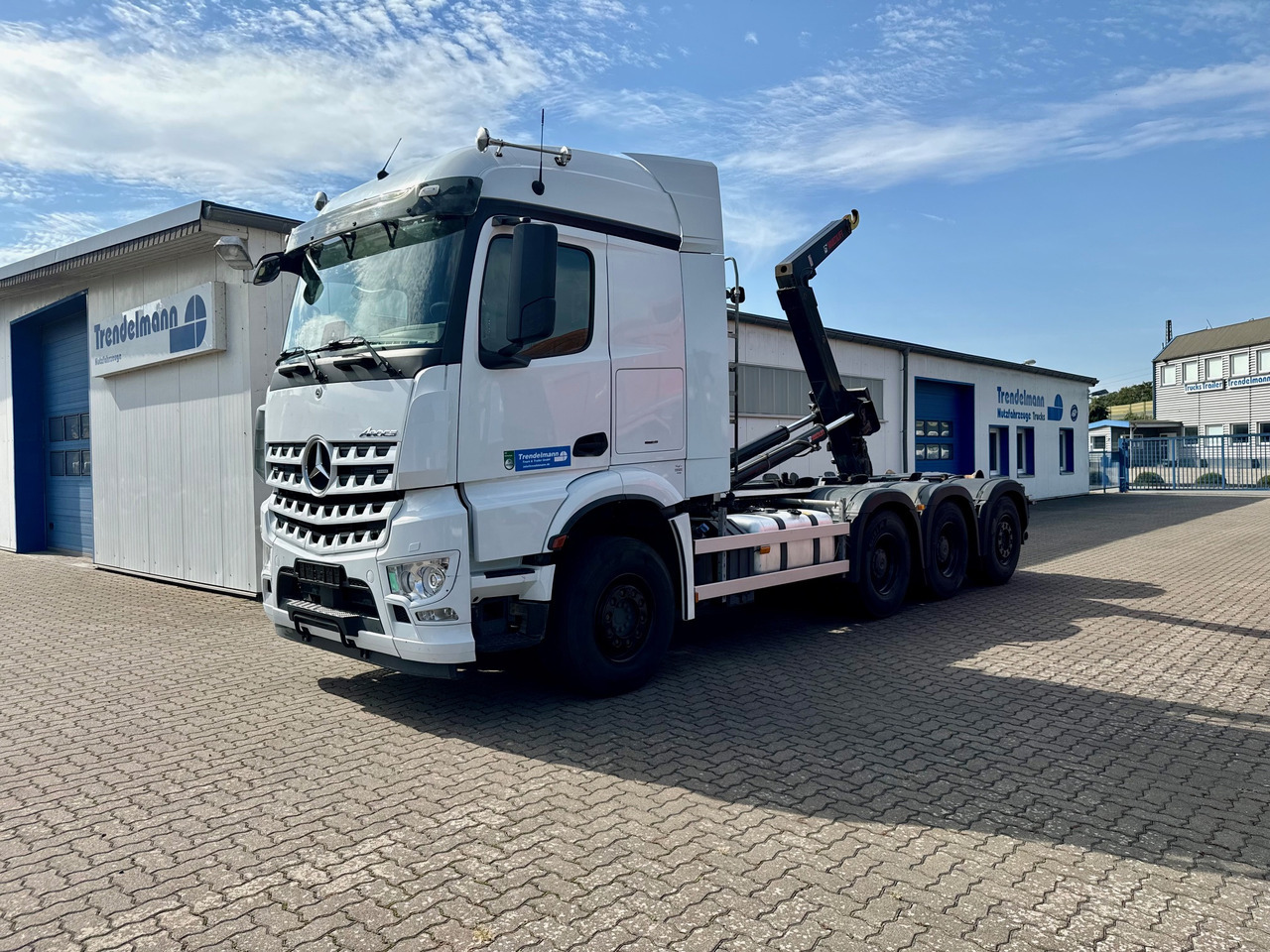 MERCEDES-BENZ Arocs 3553 4 Achsen Tridem - Horgos rakodó teherautó: 1 kép. MERCEDES-BENZ Arocs 3553 4 Achsen Tridem - Horgos rakodó teherautó: 1 kép.