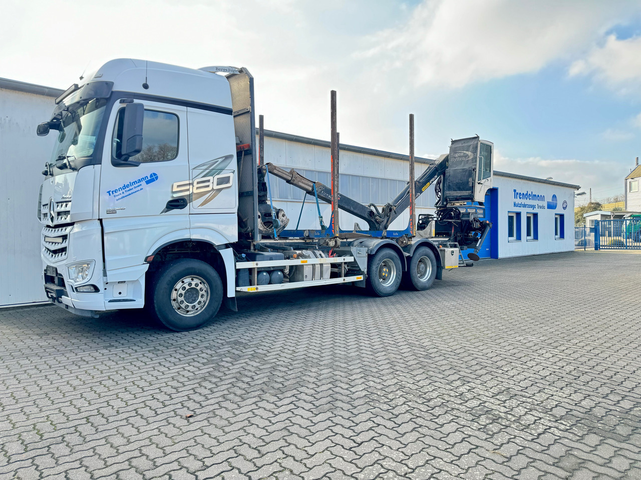 Mercedes Arocs 3358 L 6x4 Radstand 4500 Arocs 3358 L 6x4 Blatt-Luft Gefedert - Rönkszállító teherautó: 3 kép. Mercedes Arocs 3358 L 6x4 Radstand 4500 Arocs 3358 L 6x4 Blatt-Luft Gefedert - Rönkszállító teherautó: 3 kép.