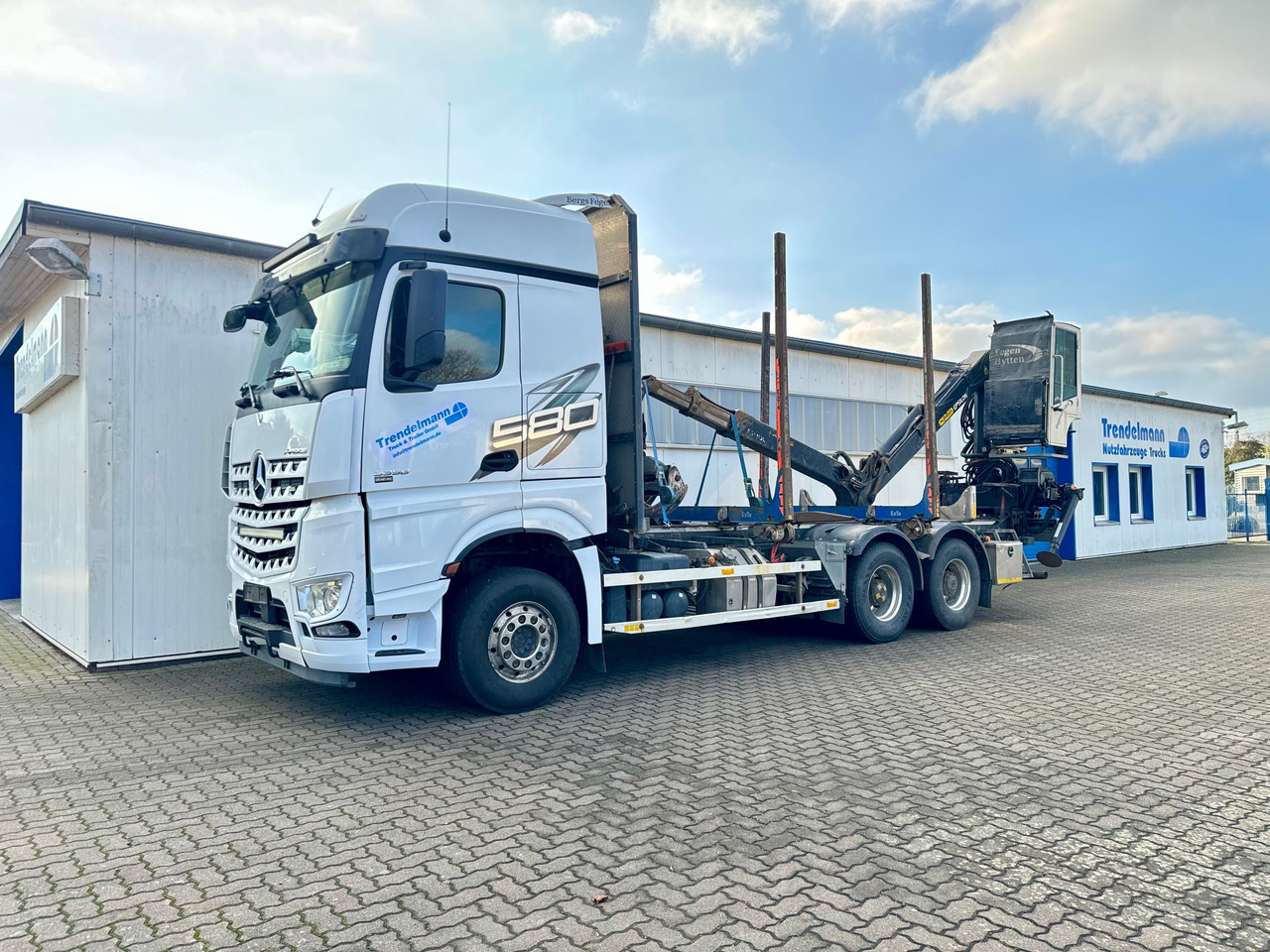 Mercedes Arocs 3358 L 6x4 Radstand 4500 Arocs 3358 L 6x4 Blatt-Luft Gefedert - Rönkszállító teherautó: 1 kép. Mercedes Arocs 3358 L 6x4 Radstand 4500 Arocs 3358 L 6x4 Blatt-Luft Gefedert - Rönkszállító teherautó: 1 kép.