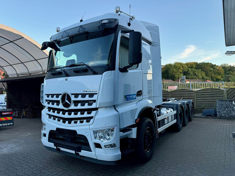 Mercedes-Benz Arocs MP5 3253 8x4 Tridem ARK HIAB 24 to - Horgos rakodó teherautó: 3 kép. Mercedes-Benz Arocs MP5 3253 8x4 Tridem ARK HIAB 24 to - Horgos rakodó teherautó: 3 kép.