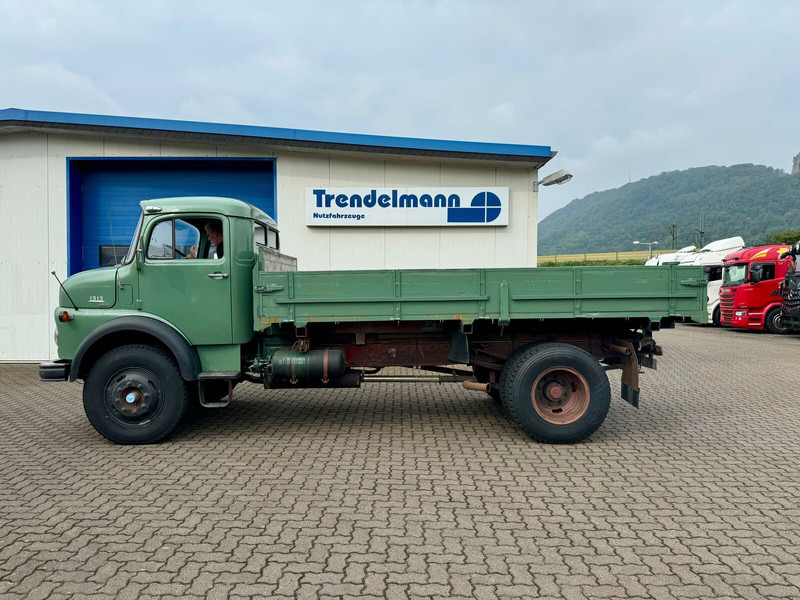 Mercedes-Benz LK 1313 Haubenwagen Oldtimer 3 Wischer hohe Scheibe - Billenőplatós teherautó: 1 kép. Mercedes-Benz LK 1313 Haubenwagen Oldtimer 3 Wischer hohe Scheibe - Billenőplatós teherautó: 1 kép.