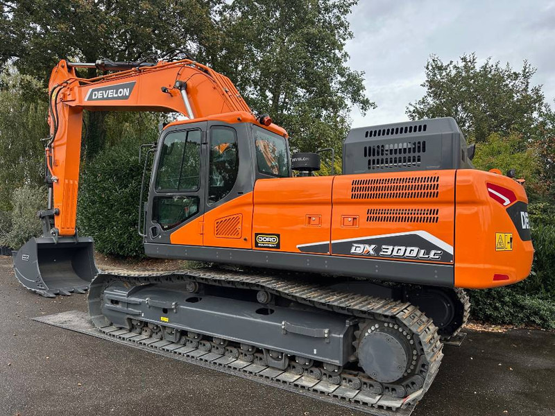 Develon DX 300 LC-7M - Lánctalpas kotró: 1 kép. Develon DX 300 LC-7M - Lánctalpas kotró: 1 kép.