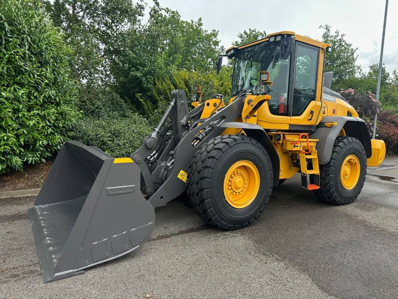 Volvo L 70 H2 - Gumikerekes homlokrakodó: 3 kép. Volvo L 70 H2 - Gumikerekes homlokrakodó: 3 kép.