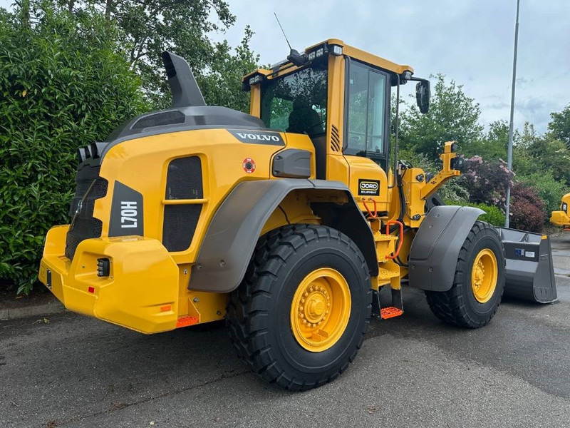 Volvo L 70 H2 - Gumikerekes homlokrakodó: 4 kép. Volvo L 70 H2 - Gumikerekes homlokrakodó: 4 kép.