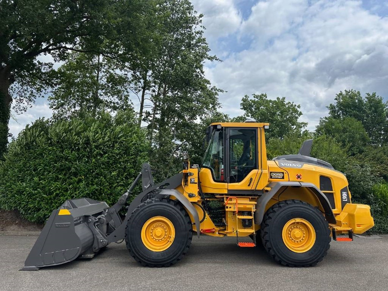 Volvo L 90 H - Gumikerekes homlokrakodó: 2 kép. Volvo L 90 H - Gumikerekes homlokrakodó: 2 kép.
