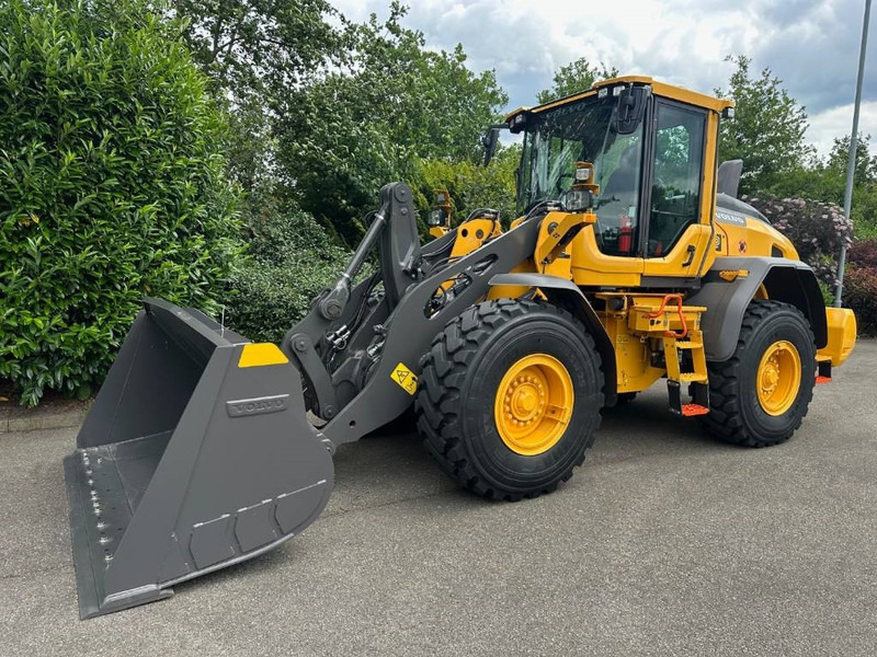 Volvo L 90 H - Gumikerekes homlokrakodó: 3 kép. Volvo L 90 H - Gumikerekes homlokrakodó: 3 kép.
