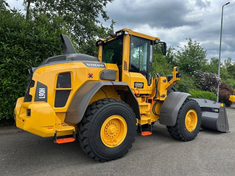 Volvo L 90 H - Gumikerekes homlokrakodó: 5 kép. Volvo L 90 H - Gumikerekes homlokrakodó: 5 kép.