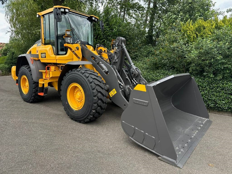 Volvo L 90 H - Gumikerekes homlokrakodó: 4 kép. Volvo L 90 H - Gumikerekes homlokrakodó: 4 kép.