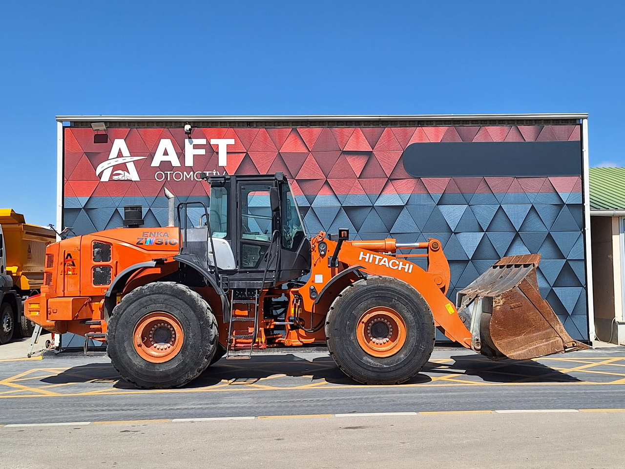 HITACHI ZW 310-5A - Gumikerekes homlokrakodó: 4 kép. HITACHI ZW 310-5A - Gumikerekes homlokrakodó: 4 kép.