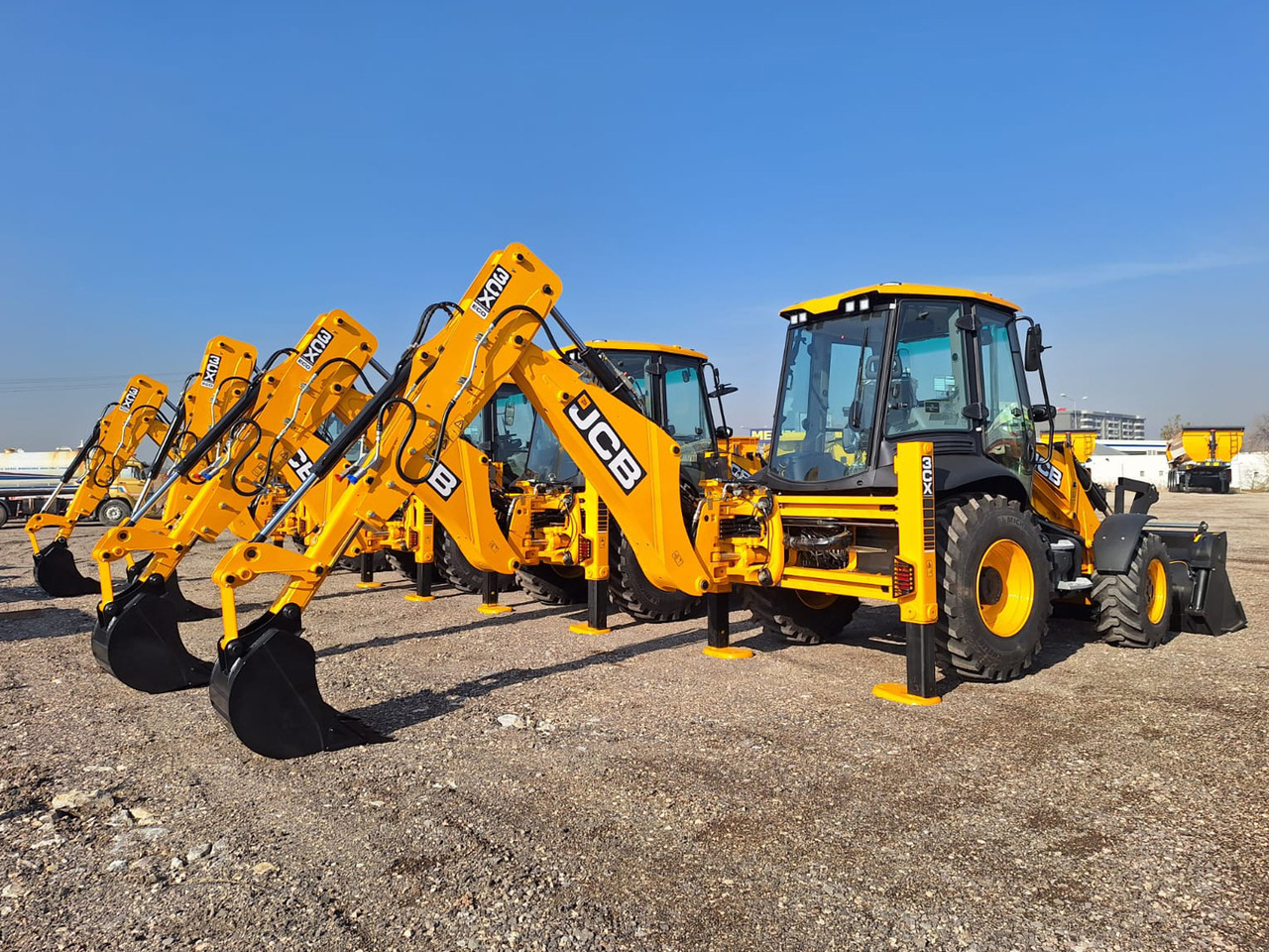 JCB 3CX ECO - Kotrórakodó: 3 kép. JCB 3CX ECO - Kotrórakodó: 3 kép.