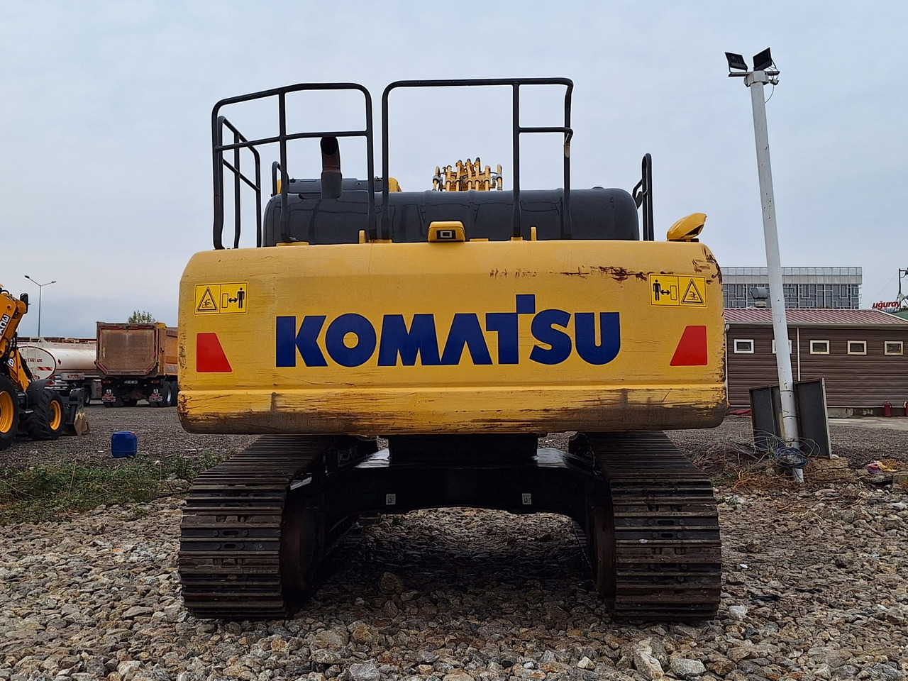 KOMATSU PC 350 LC - 8MO - Lánctalpas kotró: 4 kép. KOMATSU PC 350 LC - 8MO - Lánctalpas kotró: 4 kép.
