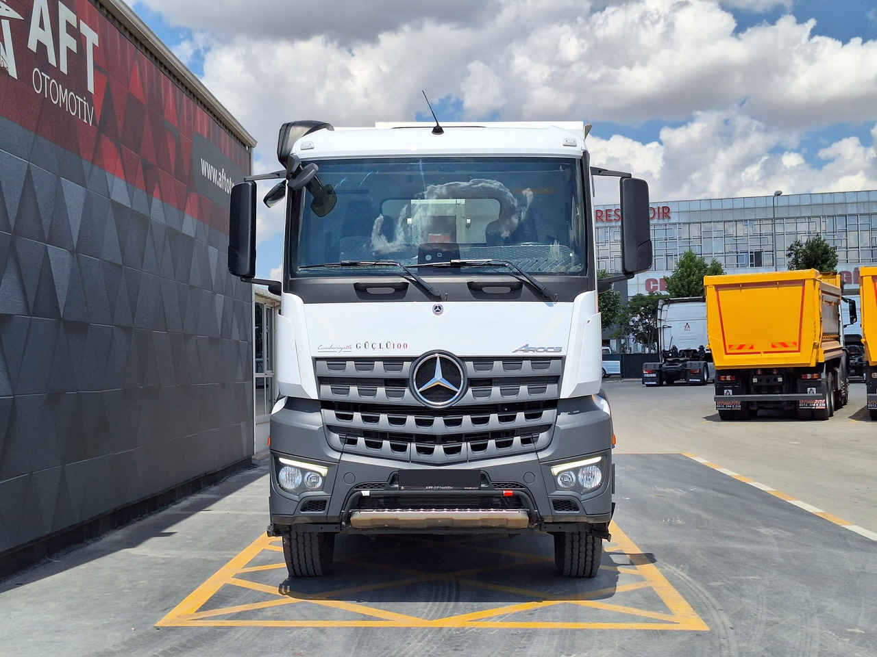 MERCEDES-BENZ AROCS 3345 - Billenőplatós teherautó: 2 kép. MERCEDES-BENZ AROCS 3345 - Billenőplatós teherautó: 2 kép.