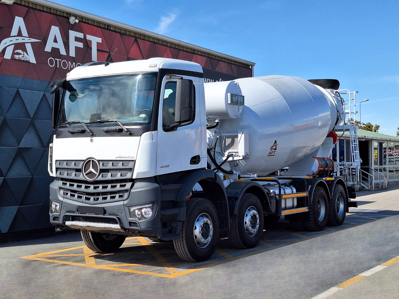 MERCEDES-BENZ AROCS 4142 - Betonkeverő: 1 kép. MERCEDES-BENZ AROCS 4142 - Betonkeverő: 1 kép.