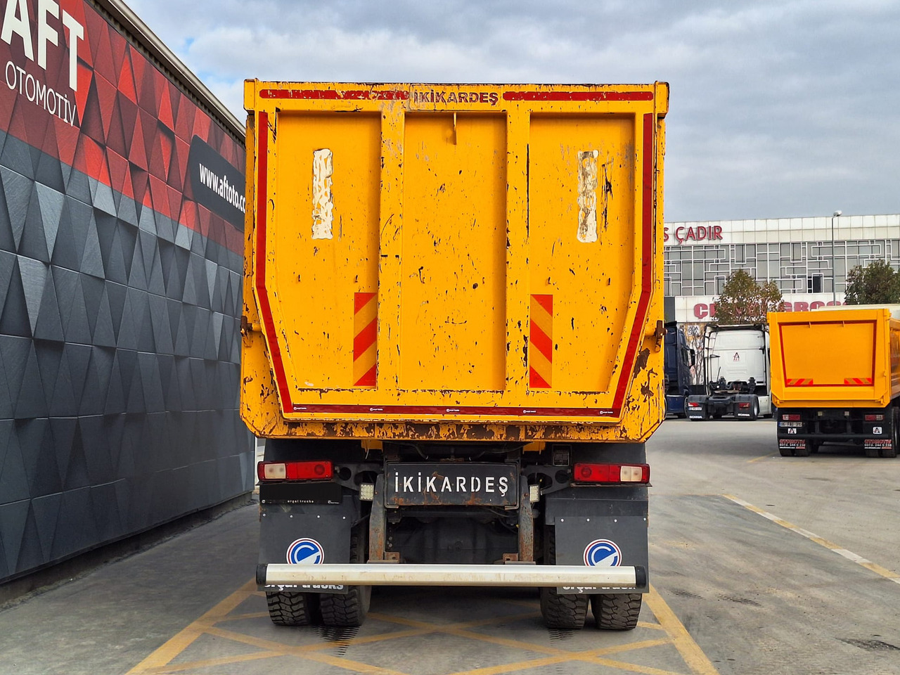 Billenőplatós teherautó RENAULT K 520: 7 kép.