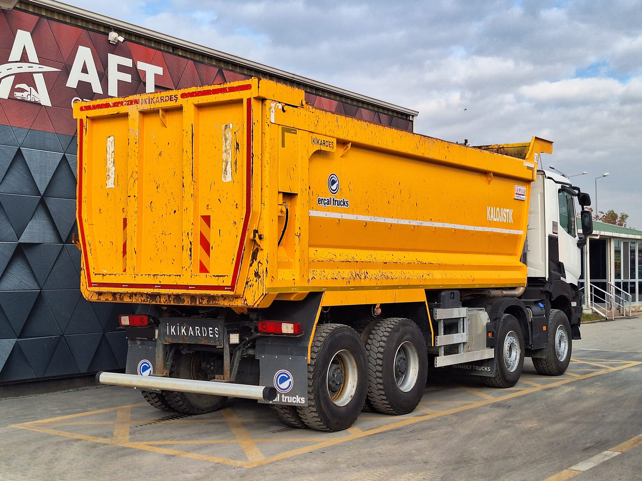 Billenőplatós teherautó RENAULT K 520: 8 kép.