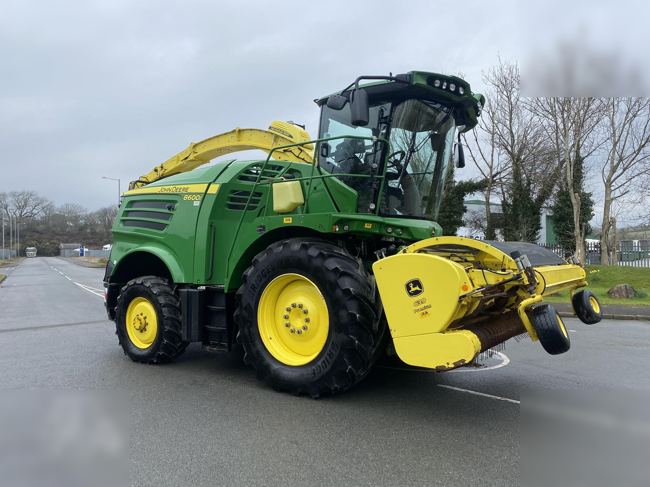 2020 JOHN DEERE 8600 - Önjáró szecskázógép: 2 kép. 2020 JOHN DEERE 8600 - Önjáró szecskázógép: 2 kép.